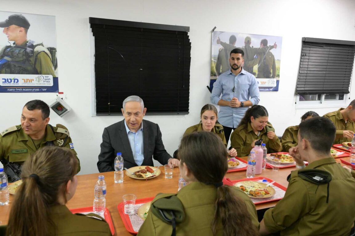 Netanyahu junto a reclutas que se suman al Cuerpo de Defensa Fronteriza de las FDI | The Times of Israel