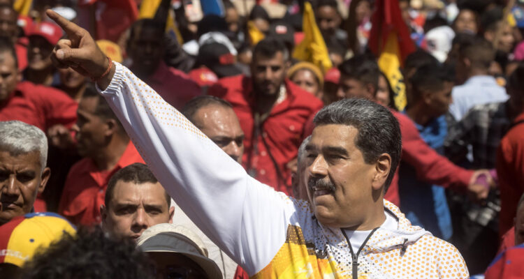 Maduro saluda a sus simpatizantes en una manifestación de apoyo a su candidatura