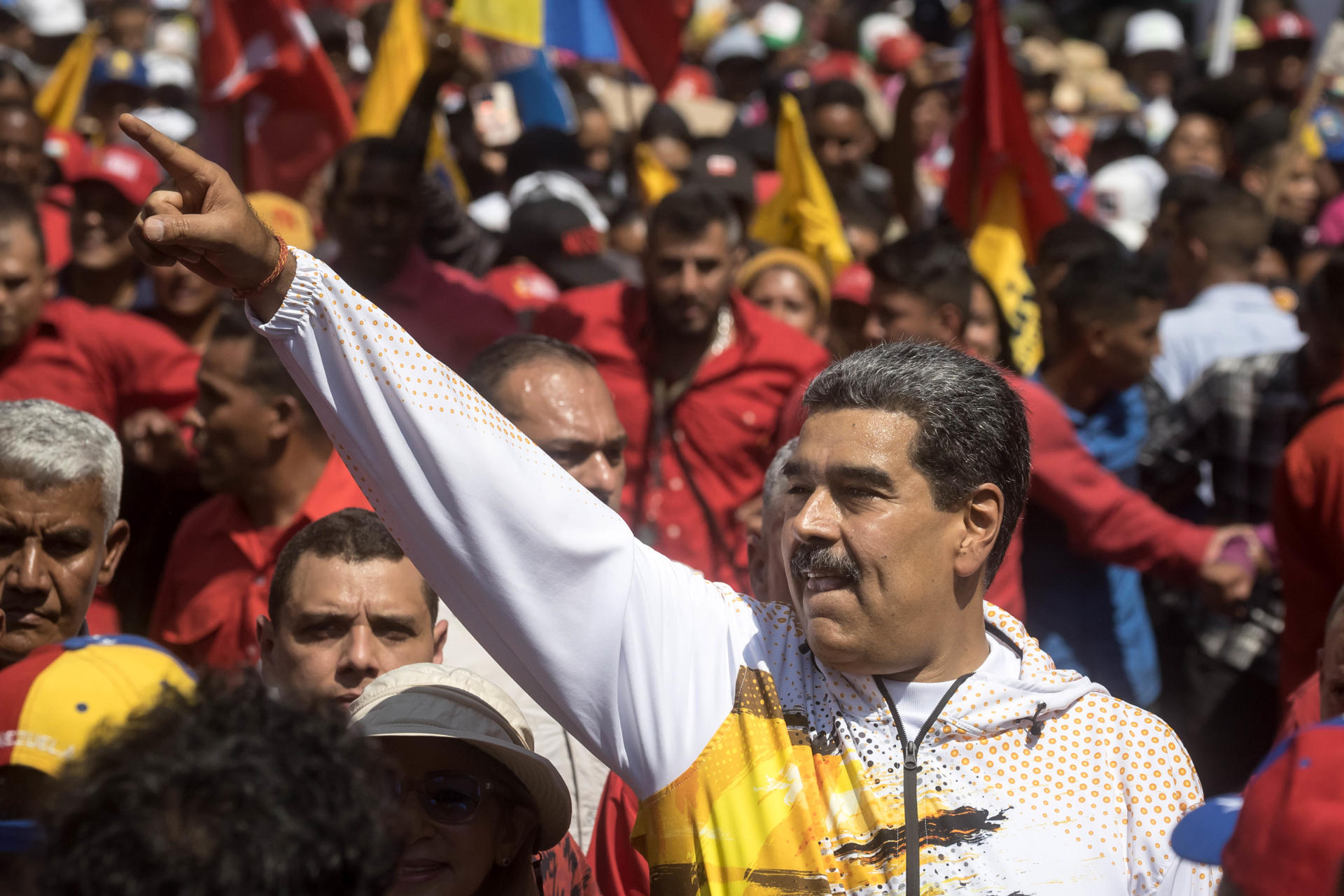 Maduro saluda a sus simpatizantes en una manifestación de apoyo a su candidatura