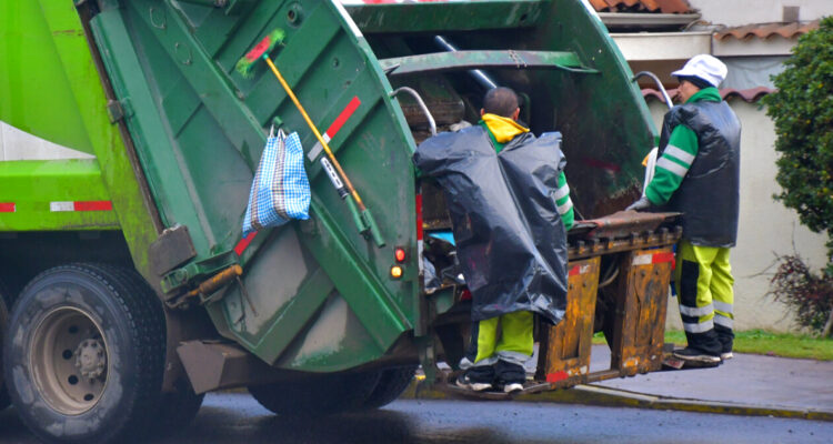 Nueva concesión modifica hora de retiro de basura en el centro de Osorno: locatarios agradecen medida