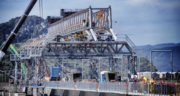 trabajos en nuevo puente ferroviario bío bío