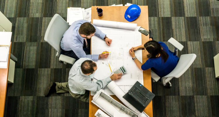 Las actividades donde ocurren más accidentes laborales en Chile y el tipo de enfermedad más recurrente