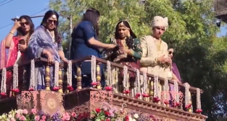 Multimillonario en India reparte fortuna