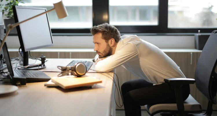 Solo toma unos minutos: los beneficios de incorporar pausas para meditar durante la jornada laboral