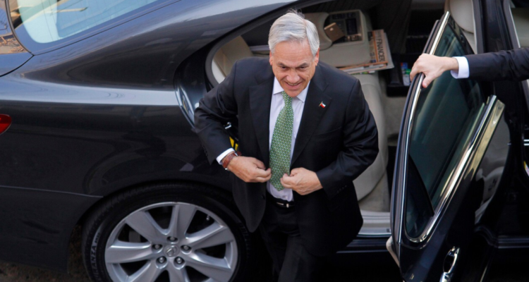 El ex Presidente de la República, Sebastián Piñera, bajando desde el auto presidencial en julio de 2013.