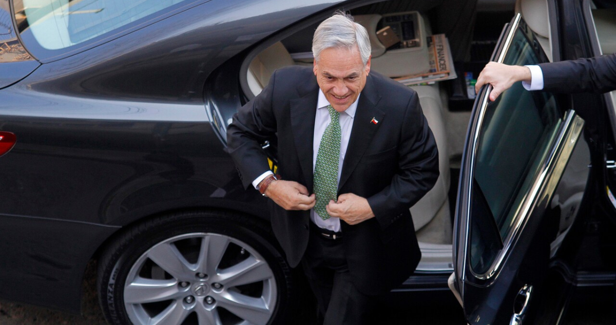 El ex Presidente de la República, Sebastián Piñera, bajando desde el auto presidencial en julio de 2013.