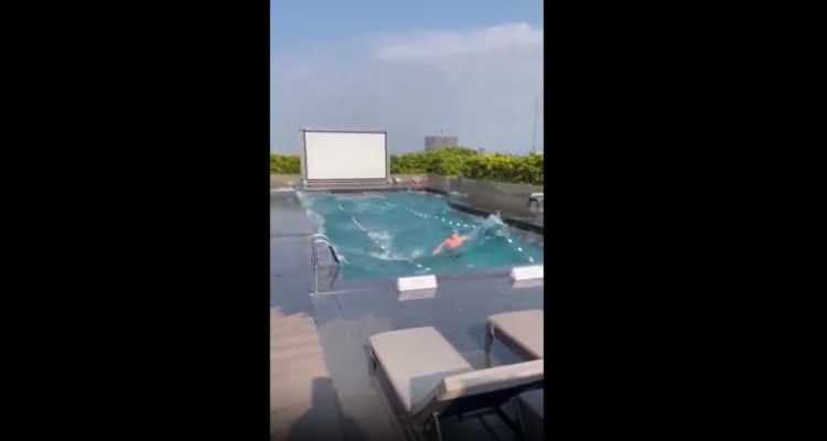 Un hombre nadaba en una piscina cuando, repentinamente, el fuerte terremoto en Taiwán sacudió las aguas. Otra persona lo grabó con un celular.
