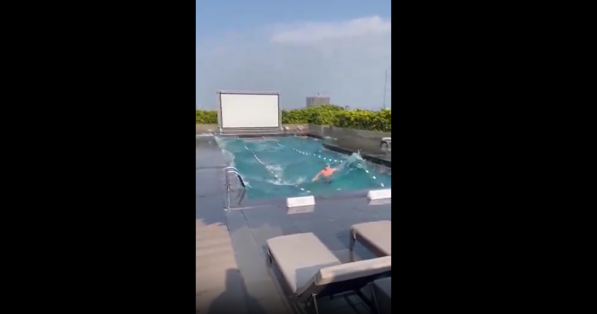 Un hombre nadaba en una piscina cuando, repentinamente, el fuerte terremoto en Taiwán sacudió las aguas. Otra persona lo grabó con un celular.