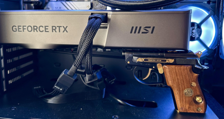Un usuario se hizo viral al compartir una foto de su PC gamer, en la que se aprecia cómo usa una pistola real como soporte para su GPU.