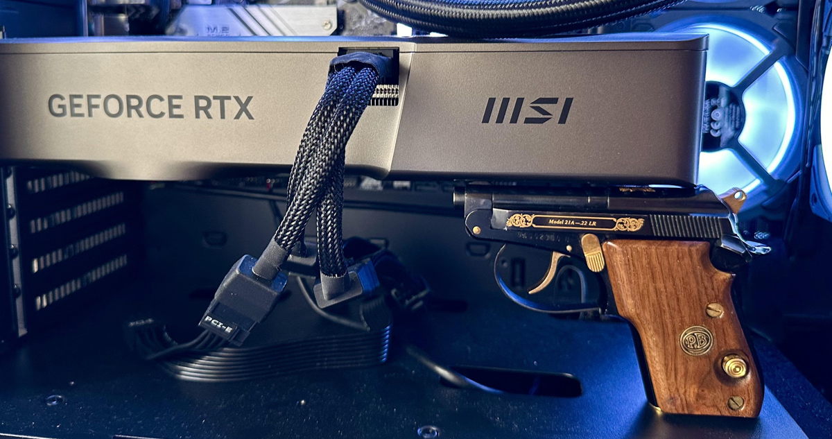 Un usuario se hizo viral al compartir una foto de su PC gamer, en la que se aprecia cómo usa una pistola real como soporte para su GPU.