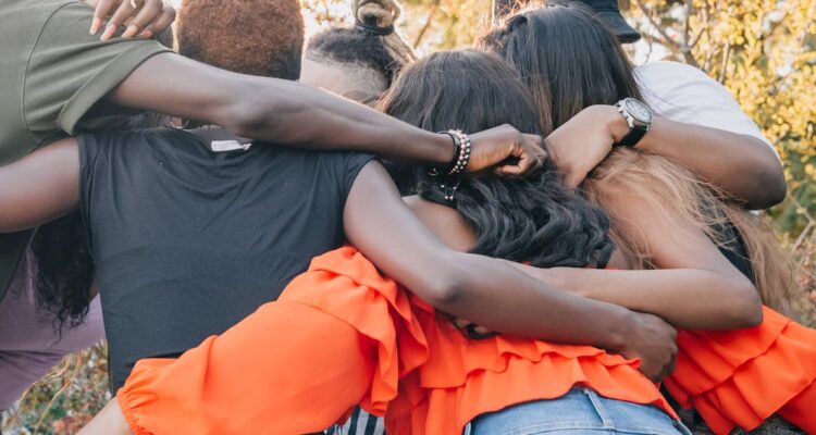 Relación poliamorosa de 20 miembros cuenta detalles de cómo funciona