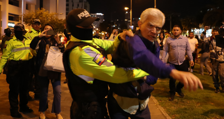 El jefe de Cancillería de la Embajada de México forcejea con policías.