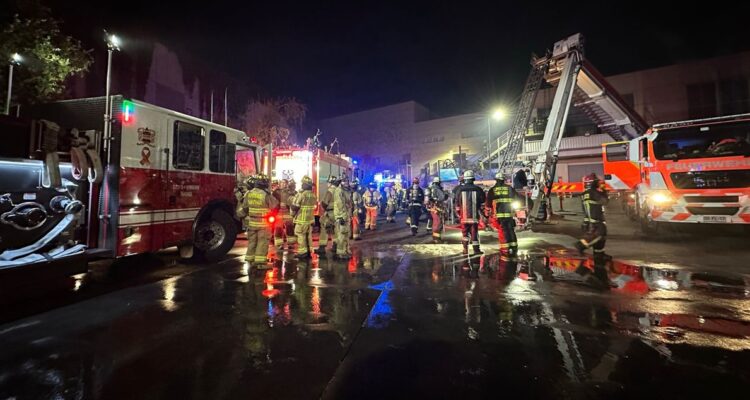 Once carros de Bomberos combaten un incendio en el Portal La Dehesa, por el cual las personas en el recinto debieron ser evacuadas.