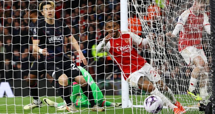 Arsenal venció al Luton y se hizo con la cima de la Premier League.