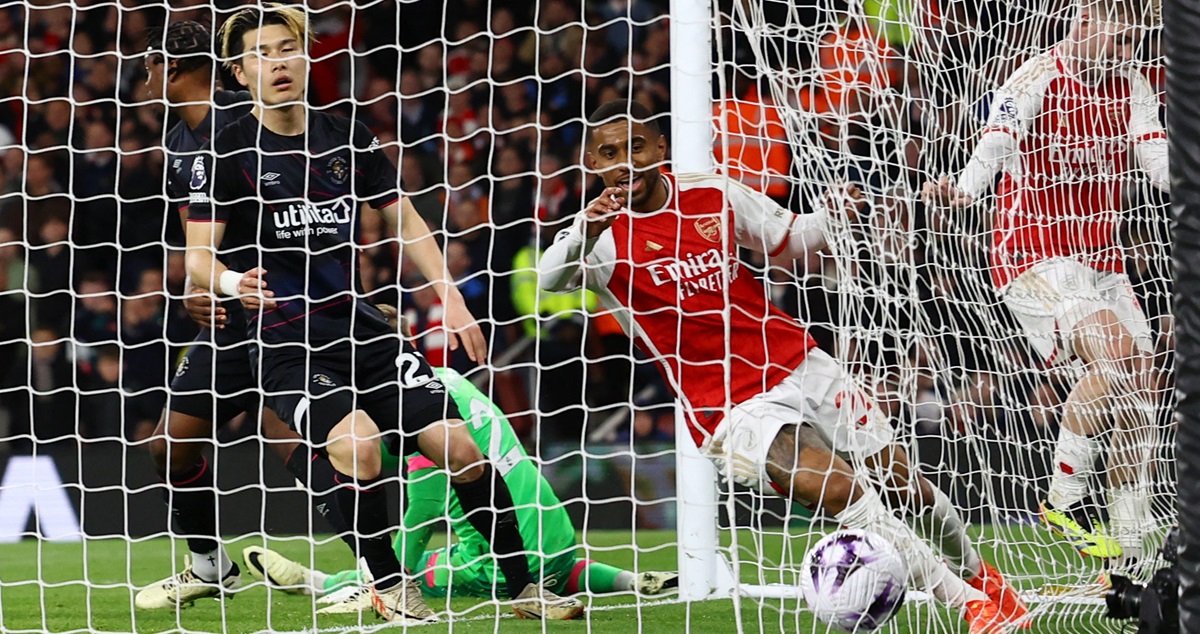 Arsenal venció al Luton y se hizo con la cima de la Premier League.