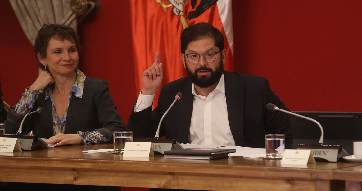 El Presidente de la República, Gabriel Boric Font, encabeza Consejo de Gabinete del mes de abril, en el salón Montt Varas del Palacio de La Moneda. En la imagen, Carolina Toha, Ministra del Interior y Seguridad Pública, junto a Gabriel Boric, Presidente de la República.