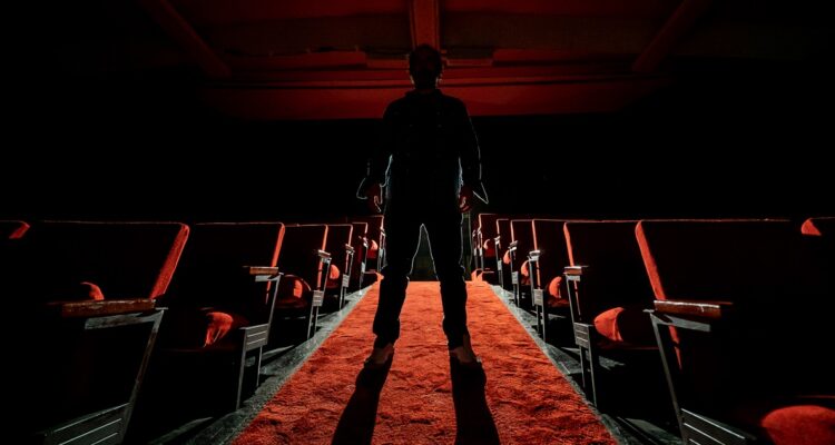 primavera con una esquina rota en sala