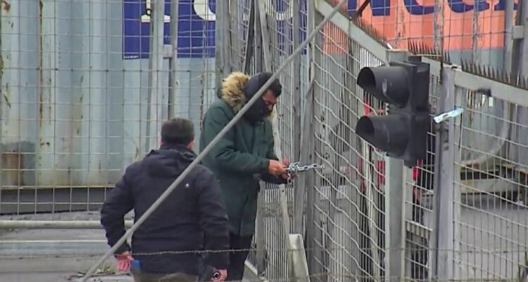 Puerto Coronel amplía querella contra trabajadores eventuales por amenazas y bloqueo de accesos