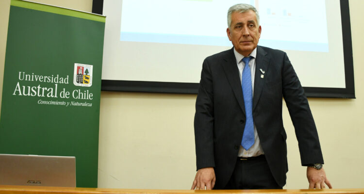 Renuncia rector de la Universidad Austral en medio de crisis financiera del plantel