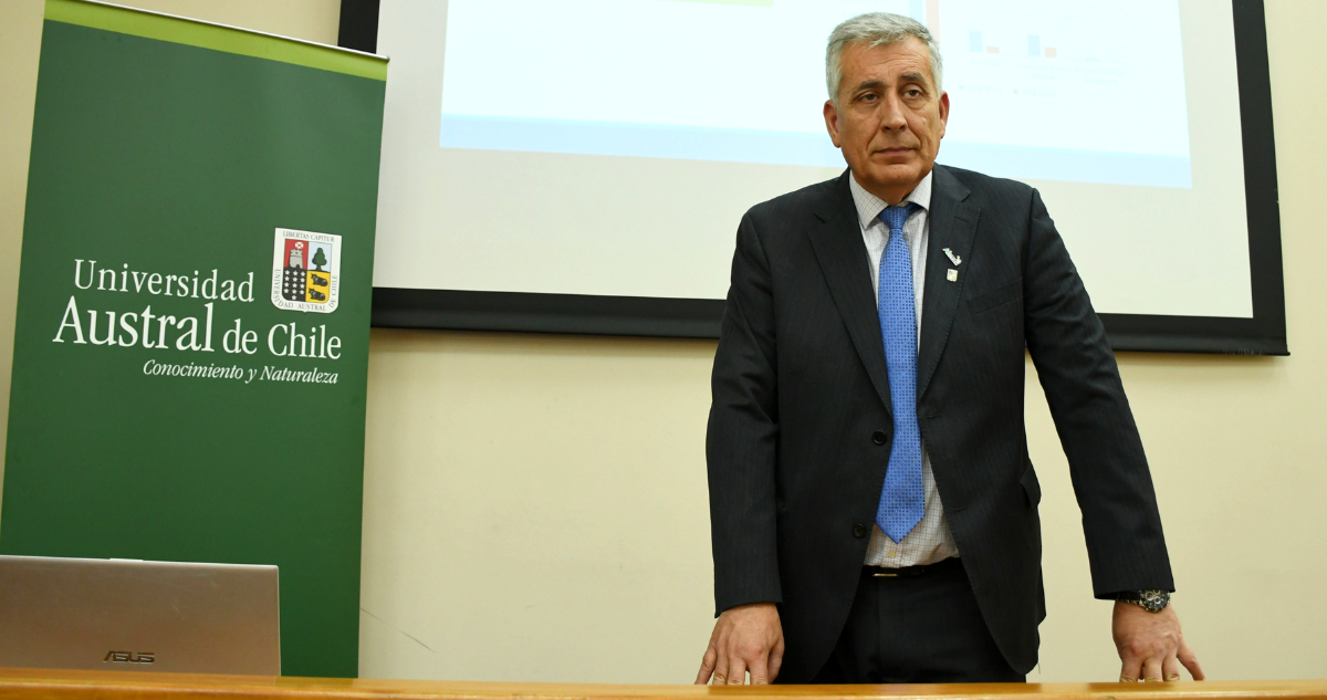 Renuncia rector de la Universidad Austral en medio de crisis financiera del plantel