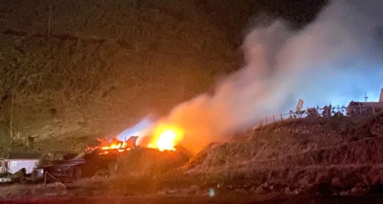 Incendio destruyó una vivienda en la costa de Valdivia y otro dejó una cabaña inhabitable