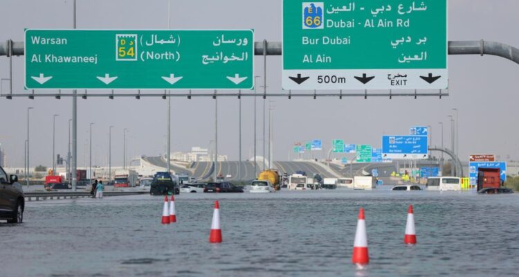 Las imágenes que dejó la histórica tormenta en Dubai: llovió en un día lo mismo que en un año entero