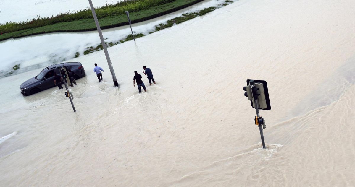 Las imágenes que dejó la histórica tormenta en Dubái: llovió en un día lo mismo que en un año entero