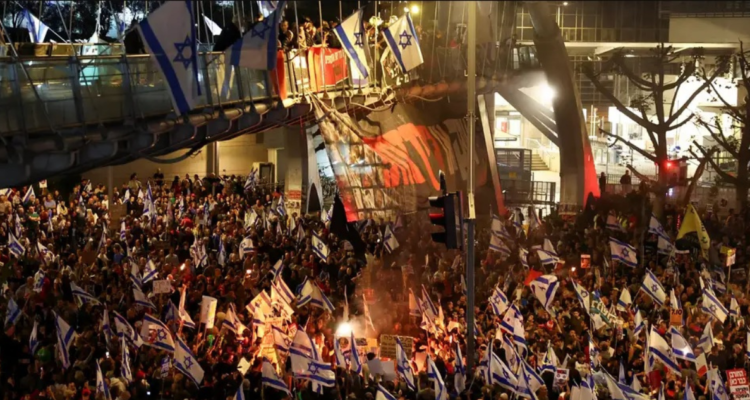 Manifestantes en Jerusalén pidiendo liberación de rehenes