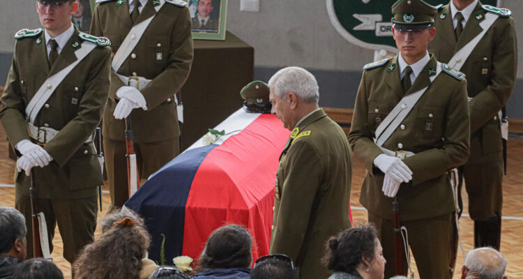 El general director de carabineros, Ricardo Yáñez asiste al responso de los 3 carabineros asesinados en Cañete.