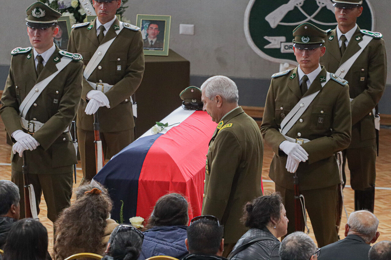 El general director de carabineros, Ricardo Yáñez asiste al responso de los 3 carabineros asesinados en Cañete.