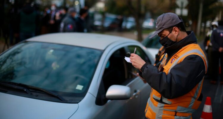 Vuelve la restricción vehicular en Santiago: revisa cuándo le toca a tu auto