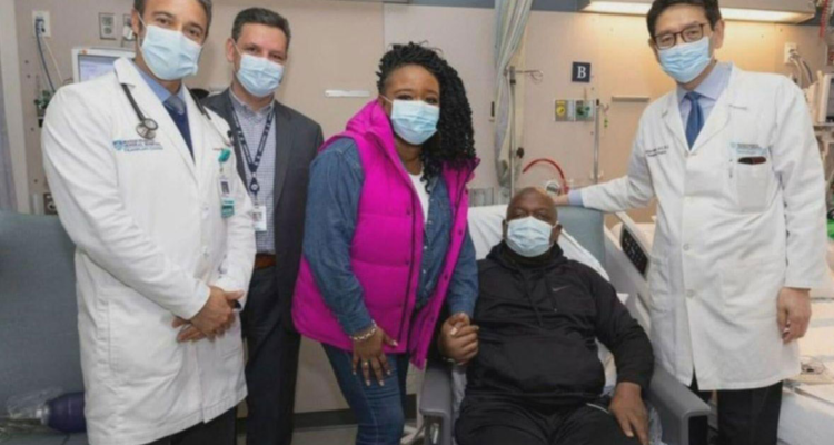 Fue dado de alta al primer paciente que recibió un riñón de cerdo modificado genéticamente, marcando un hito en la medicina.