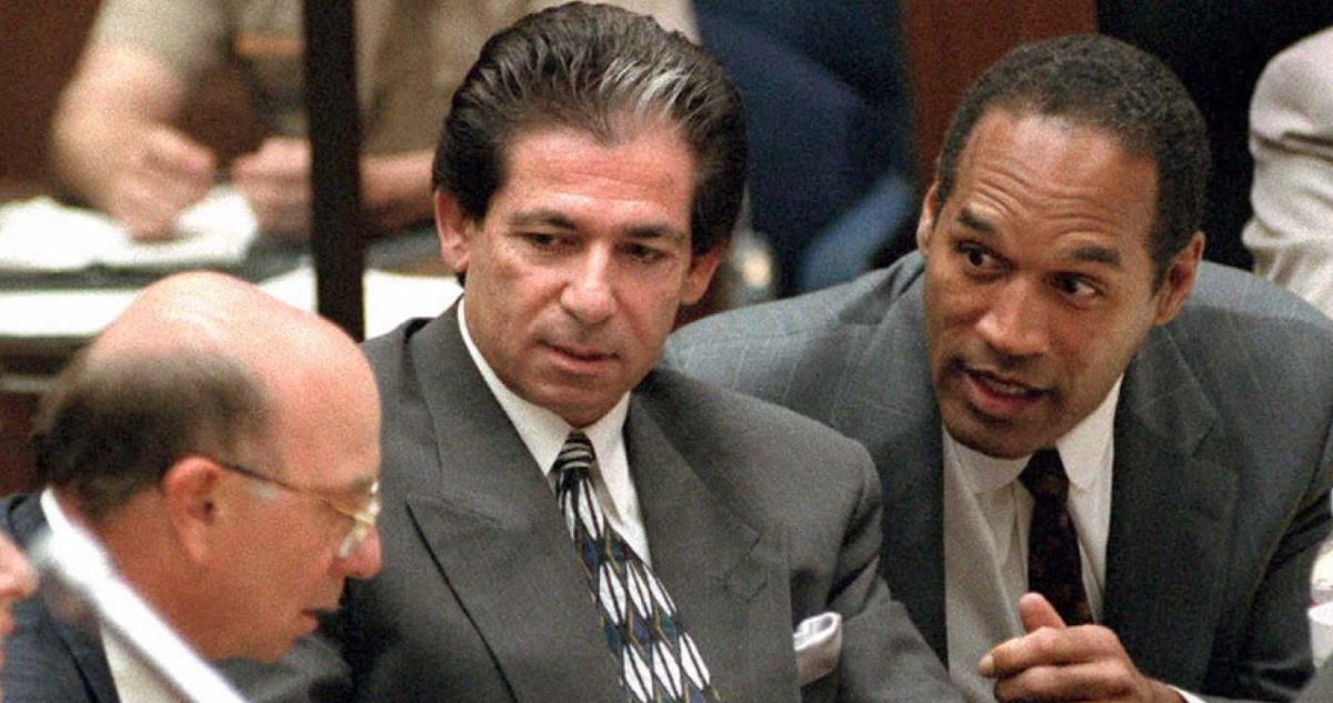 El abogado, Robert Kardashian ayudó a O.J. Simpson en su juicio por el asesinato de su ex esposa Nicole Brow y Ron Goldman.