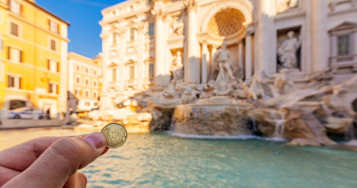En la Fontana de Trevi en Roma, cientos de turistas lanzan monedas al agua todos los días con el fin de que sus deseos se cumplan. Sin embargo, ¿qué pasa con el dinero que se junta?.