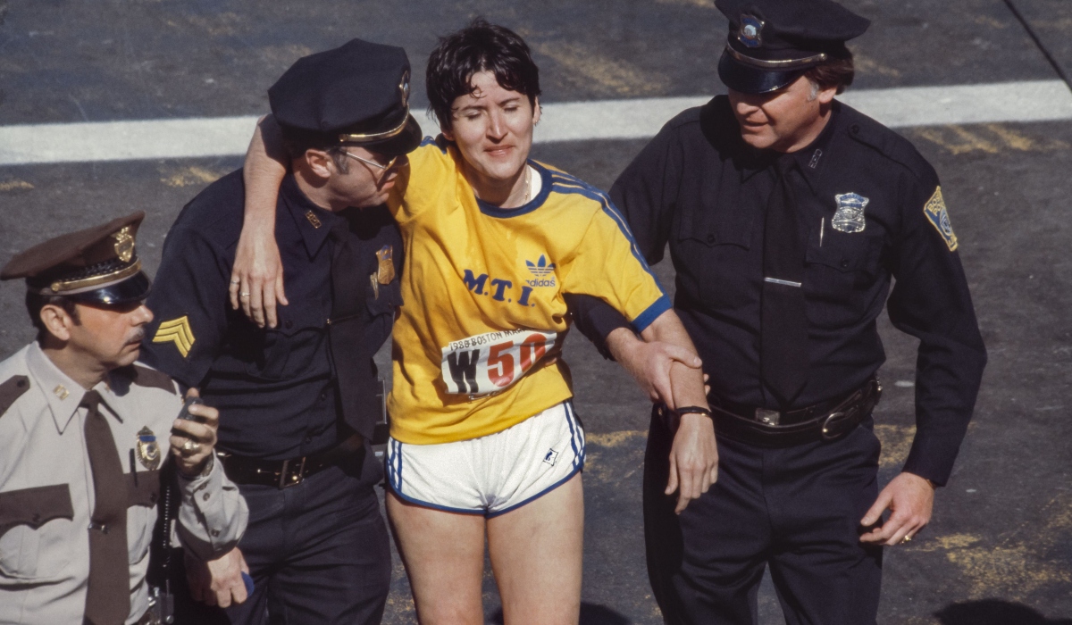 Policías asisten a Rosie Ruiz tras ganar Maratón de Boston