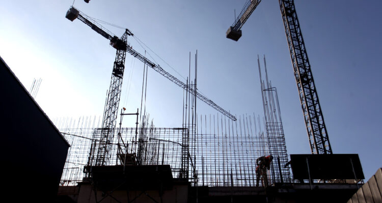 Fotografía contexto de una obra en construcción