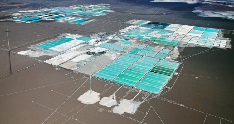Imagen aérea de una planta productora de litio de sqm