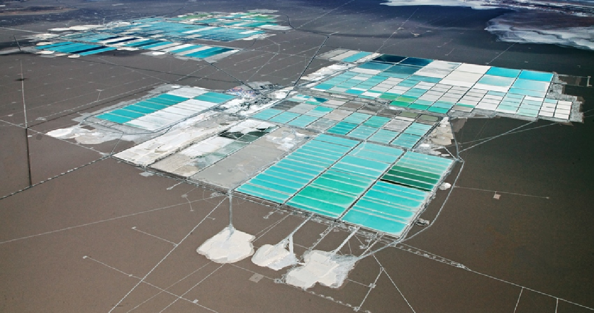Imagen aérea de una planta productora de litio de sqm
