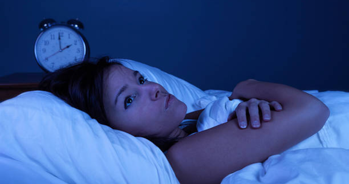 Cuando se hace imposible dormir bien: expertos entregan consejos para poder conciliar el sueño