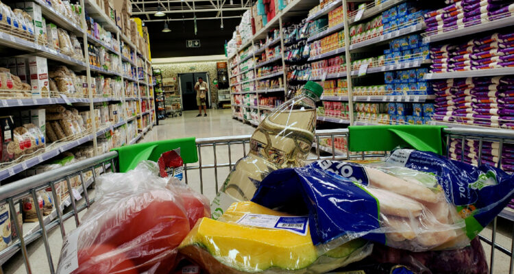 Fotografía de varios productos al interior de un carro de supermercado el 17 de enero 2024, en Santiago (Chile)