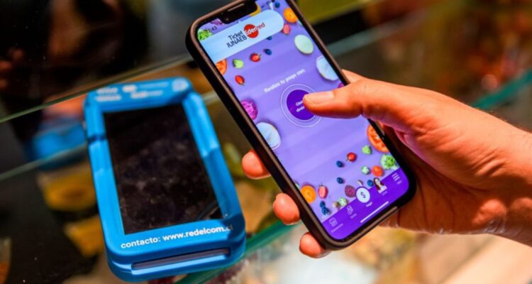 Famosa cadena de supermercados se suma a compras con Tarjeta Junaeb: revisa qué comercios se incluyen