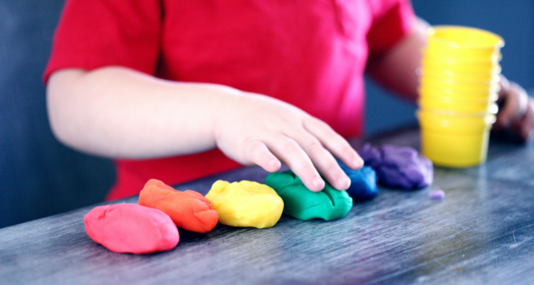 Las Naciones Unidas instauró el 2 de abril como el Día Mundial sobre la Concienciación del Autismo, con el fin de visualizar a las personas con trastorno del espectro del autismo (TEA), sus familias y también promover el ejercicio afectivo de sus derechos.