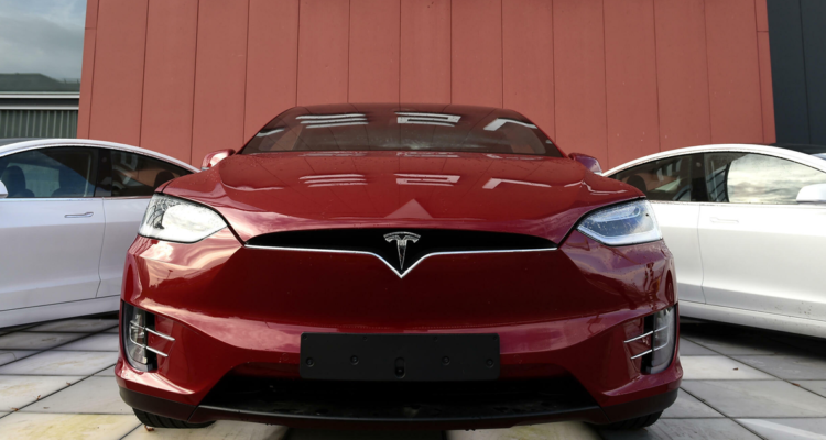 Una mujer está demandando a Tesla en California, EEUU, después de que su hijo de dos años la atropellara en su Model X en 2018.