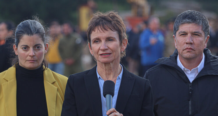 Republicanos exigen salida de ministra Tohá en medio de críticas por carabineros asesinados en Cañete