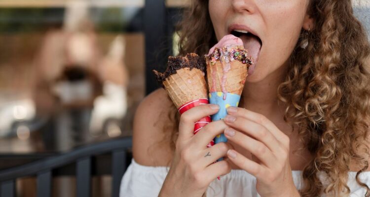 Ante la pregunta de si se dice tomar o comer helado, la Real Academoia de la Lengua Española RAE respondió por medio de Twitter. ¿Se toma o se come?