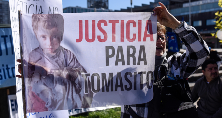 Imagen de Tomás Bravo en una pancarta