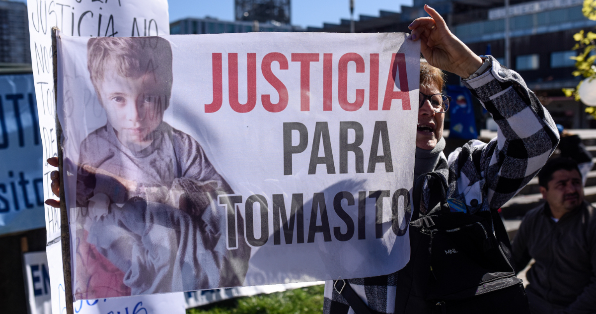 Imagen de Tomás Bravo en una pancarta