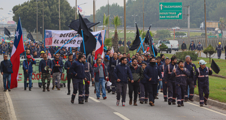 Trabajadores de Huachipato preparan masiva caravana a Santiago