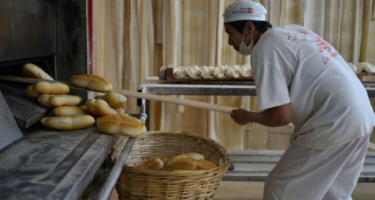 Trabajador de una panadería, durante la nueva ley laboral que entra en vigor la Ley 21.561 que reduce gradualmente la jornada laboral, concretándose la primera reducción obligatoria de la jornada de trabajo de 45 a 44 horas