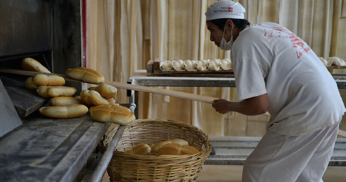 Trabajador de una panadería, durante la nueva ley laboral que entra en vigor la Ley 21.561 que reduce gradualmente la jornada laboral, concretándose la primera reducción obligatoria de la jornada de trabajo de 45 a 44 horas